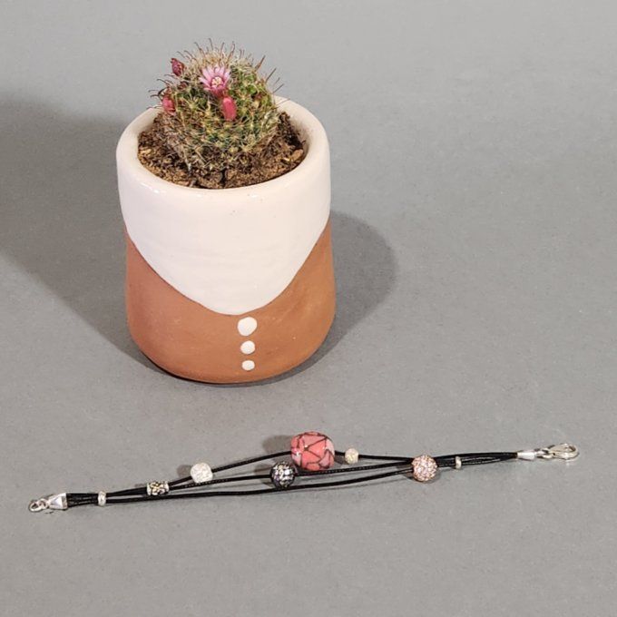 Bracelet artisanal fantaisie perle céramique  tons rouge corail