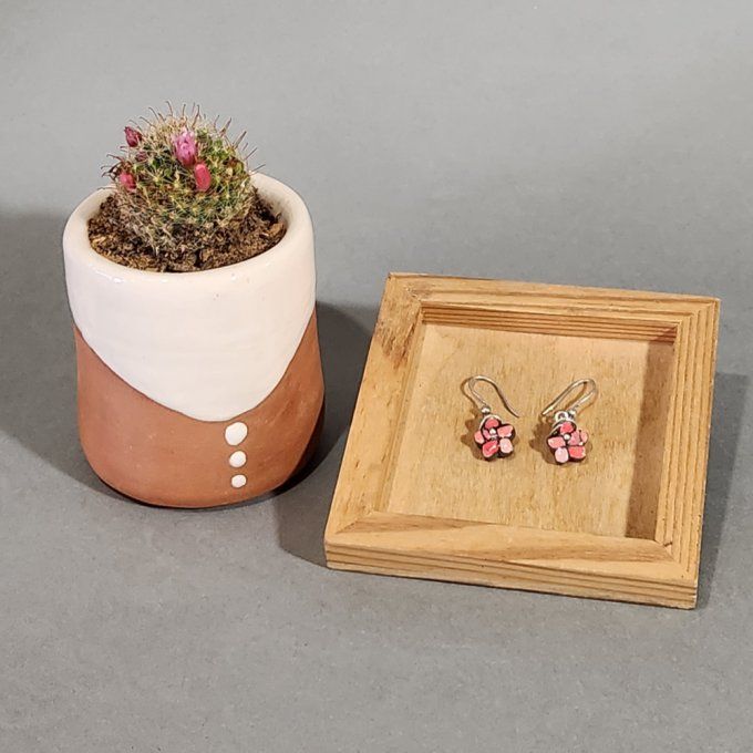 Boucles d'oreilles artisanales perle fleur rouge en céramique. 