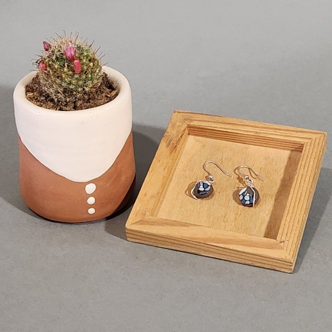 Boucles d'oreilles artisanales perles rondes bleu et noir en céramique. 