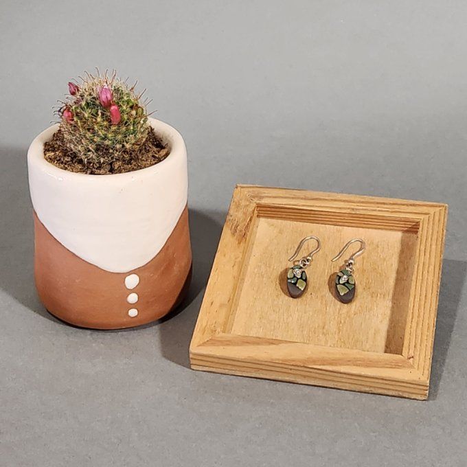Boucles d'oreilles artisanales perles ovales vert et noir en céramique.