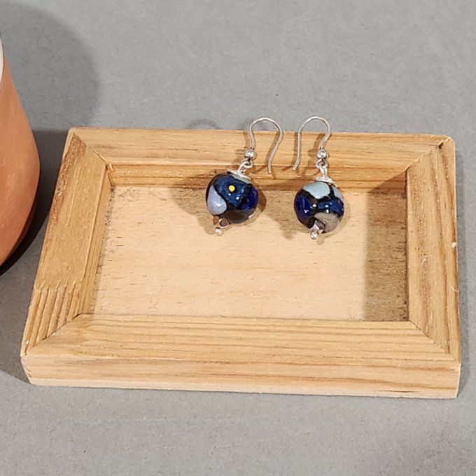 Boucles d'oreilles artisanales perle bleue en céramique. 