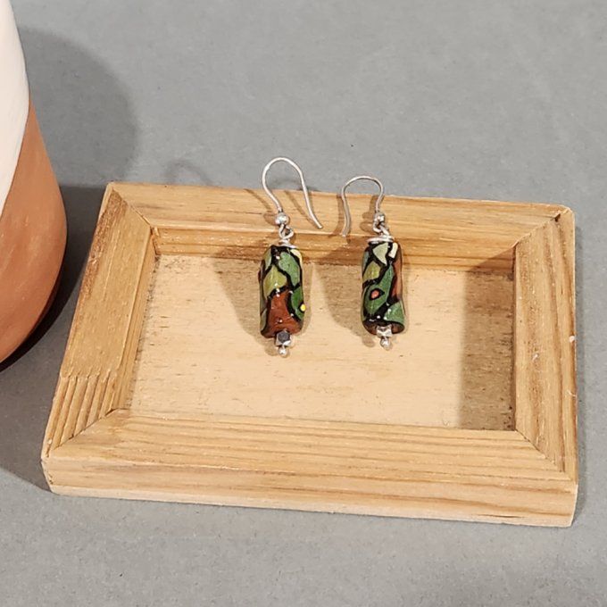 Boucles d'oreilles artisanales perle verte en céramique. 