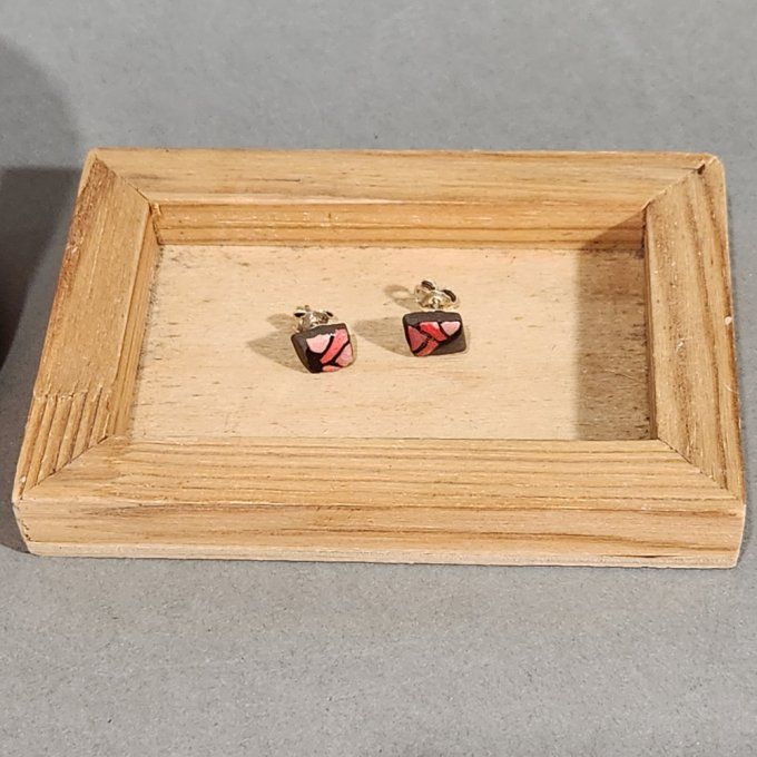 Boucles d'oreilles puces artisanales perles rouges et noires en céramique. Pièce unique