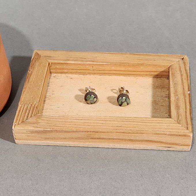 Boucles d'oreilles puces artisanales perles vert et noir en céramique. 
