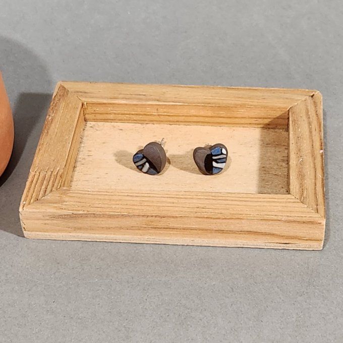 Boucles d'oreilles puces artisanales perles bleu et noir en céramique. 