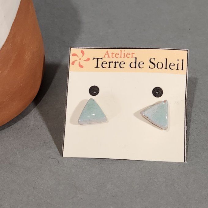Boucles d'oreilles puces artisanales perles bleu ciel en céramique. 