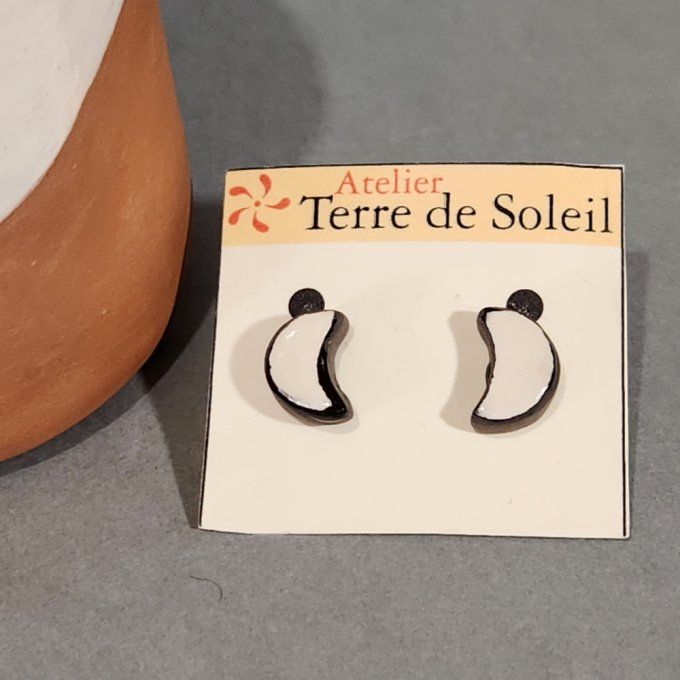 Boucles d'oreilles puces artisanales perles blanc et noir en céramique. 