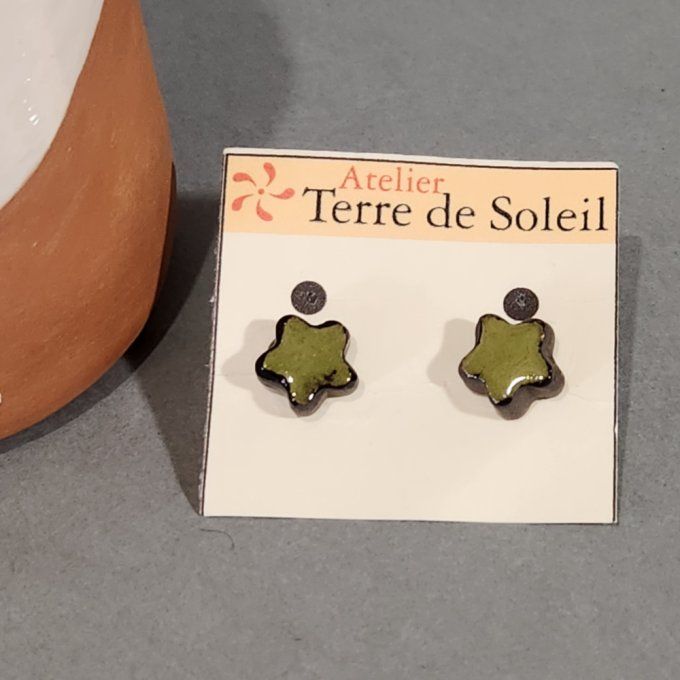 Boucles d'oreilles puces artisanales perles vert et noir en céramique. 