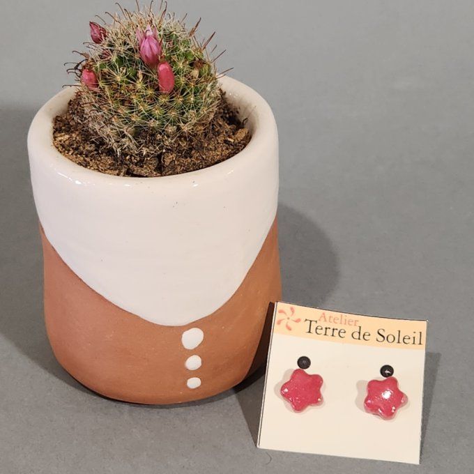 Boucles d'oreilles puces artisanales perles vieux rose en céramique. 