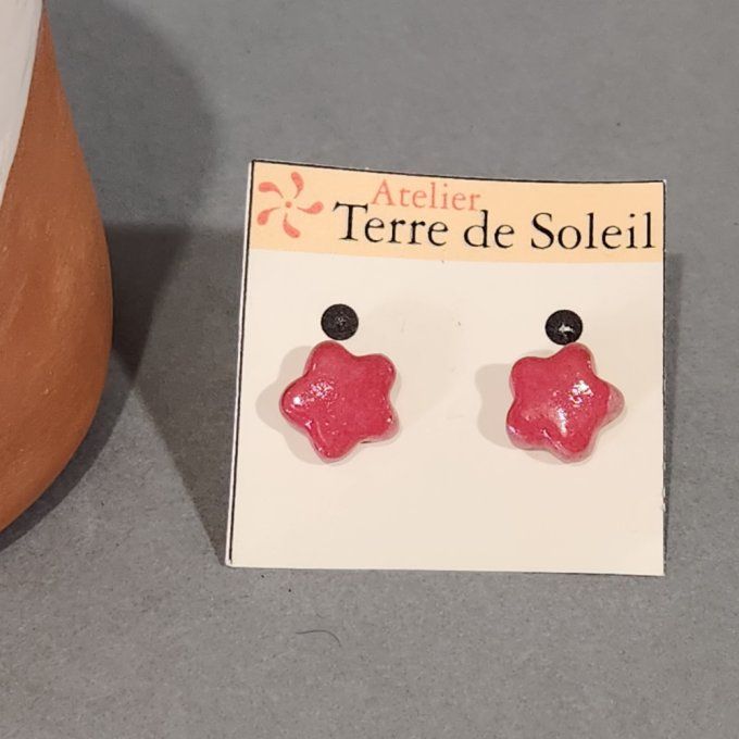Boucles d'oreilles puces artisanales perles vieux rose en céramique. 