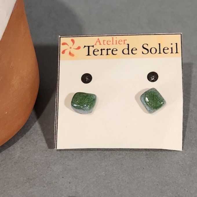 Boucles d'oreilles puces artisanales perles vertes en céramique. 