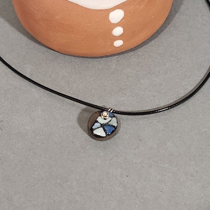 Ras de cou artisanal avec perle céramique ronde bleu et noir