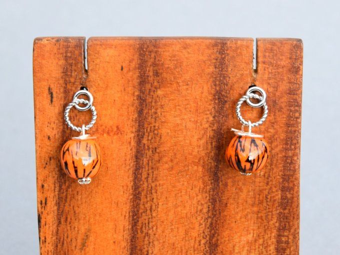 Boucles d'oreilles artisanales perles orange et noir en céramique. 
