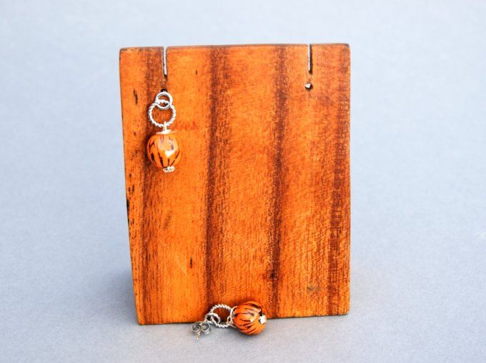 Boucles d'oreilles artisanales perles orange et noir en céramique. 