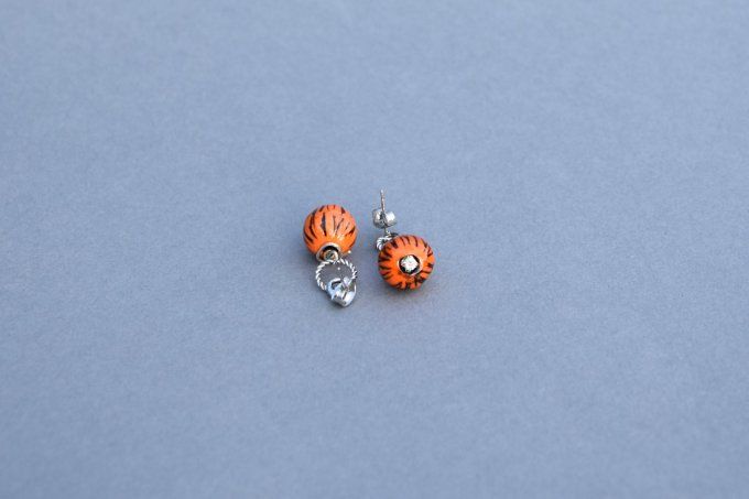Boucles d'oreilles artisanales perles orange et noir en céramique. 
