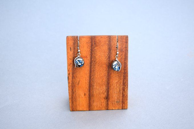 Boucles d'oreilles artisanales perles rondes bleu et noir en céramique. 