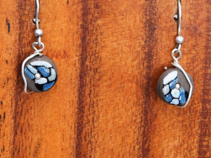 Boucles d'oreilles artisanales perles rondes bleu et noir en céramique. 