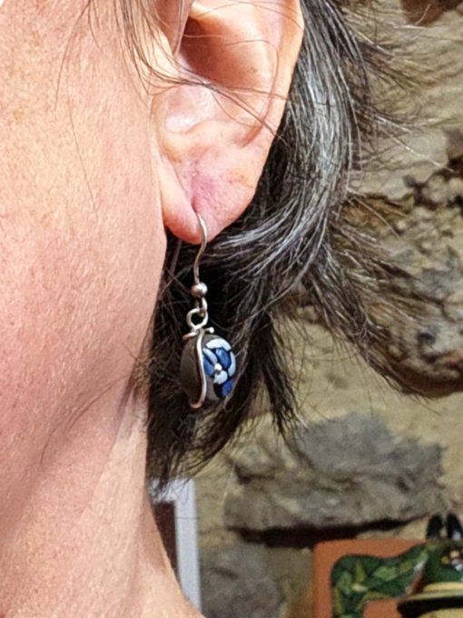 Boucles d'oreilles artisanales perles rondes bleu et noir en céramique. 