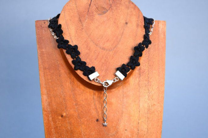 Collier ras de cou réglable artisanal fantaisie perle céramique rouge et noir sur ruban noir