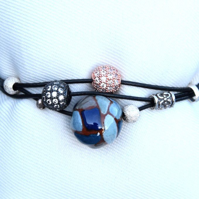 Bracelet artisanal fantaisie perle céramique  tons bleus sur argile rouge
