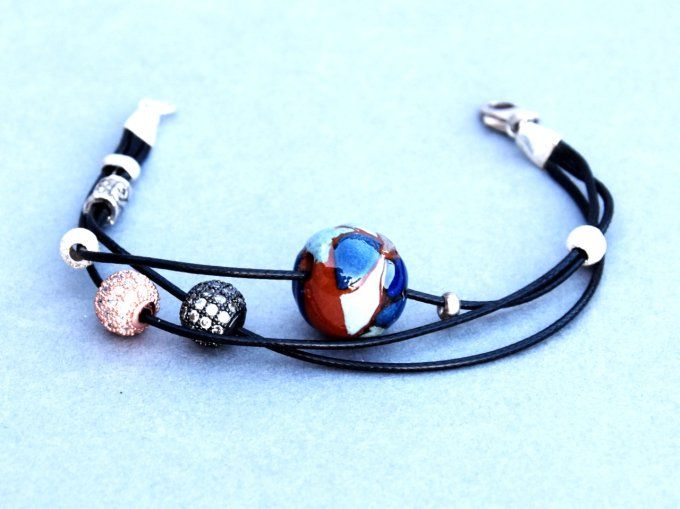 Bracelet artisanal fantaisie perle céramique  tons bleus sur argile rouge