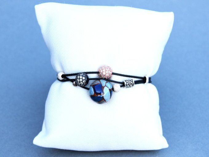 Bracelet artisanal fantaisie perle céramique  tons bleus sur argile rouge