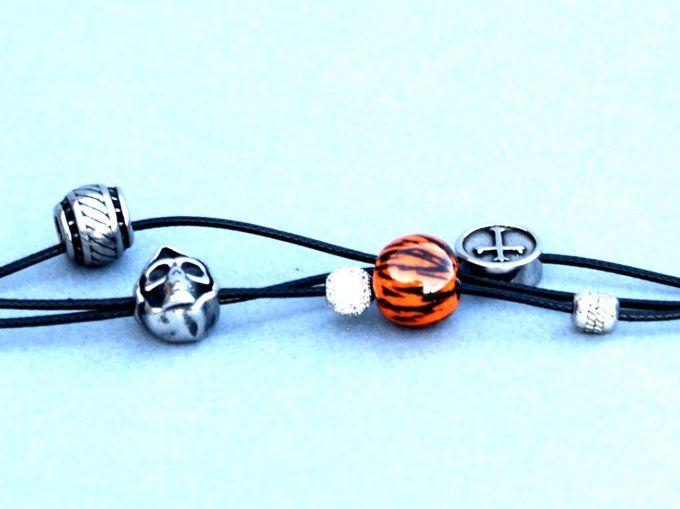 Bracelet artisanal fantaisie perle céramique orange et noir avec tête de mort