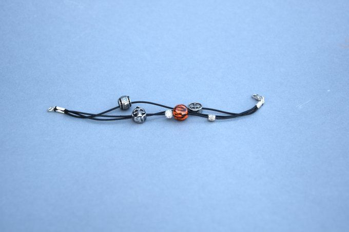 Bracelet artisanal fantaisie perle céramique orange et noir avec tête de mort