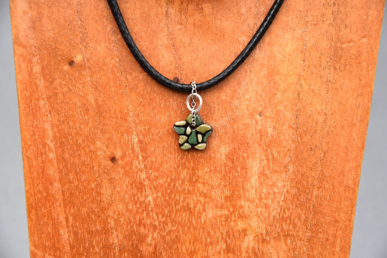 Ras de cou artisanal avec perle céramique fleur vert et noir 