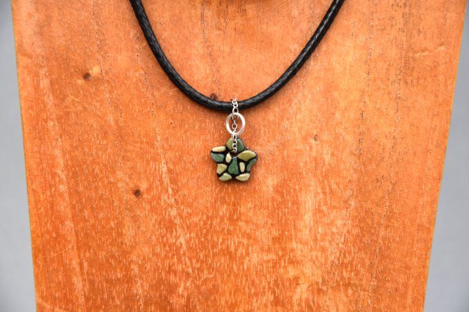 Ras de cou artisanal avec perle céramique fleur vert et noir 
