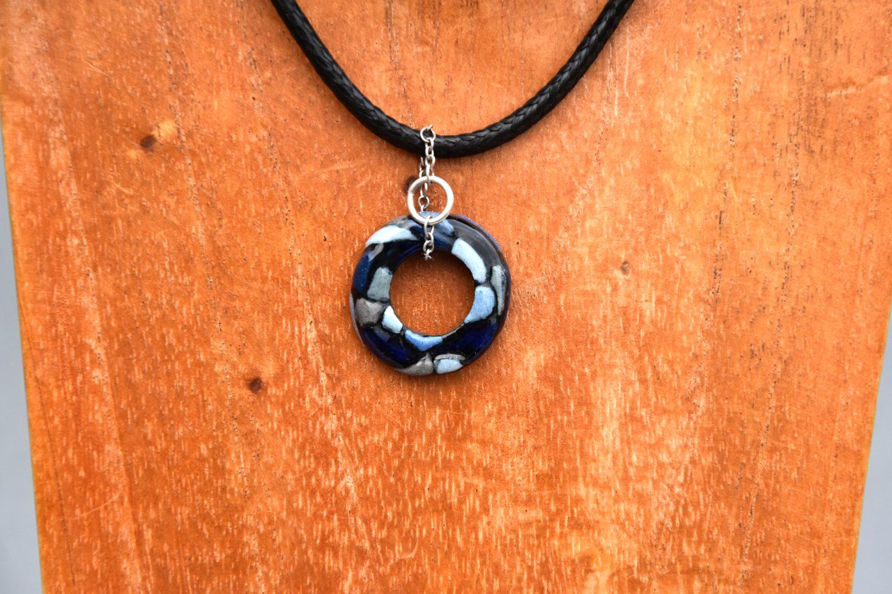 Ras de cou artisanal avec perle céramique ronde bleu et noir avec chaîne