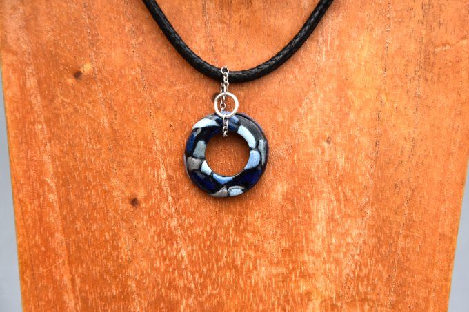 Ras de cou artisanal avec perle céramique ronde bleu et noir avec chaîne