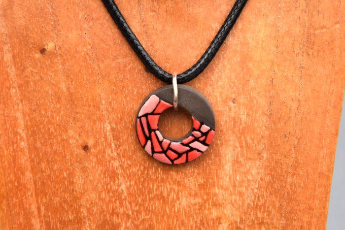 Ras de cou artisanal avec perle céramique ronde rouge et noir