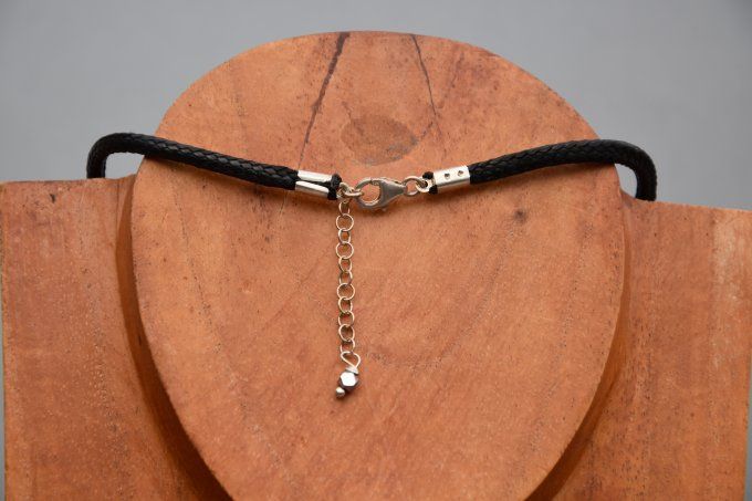 Ras de cou artisanal avec perle céramique ronde rouge et noir